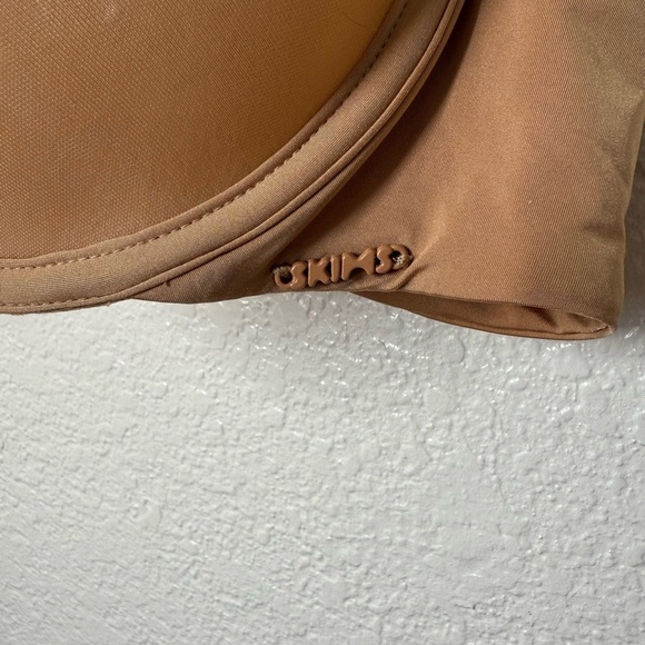 Skims Weightless Scoop Bra Size 44A - Picture 4 of 8